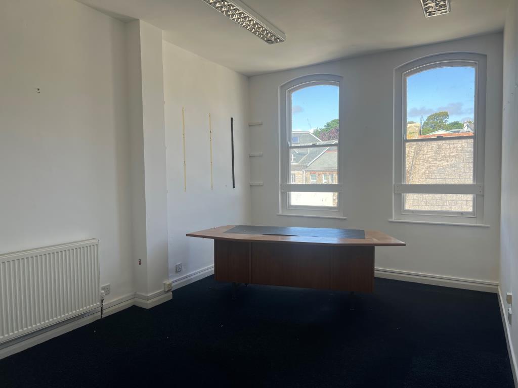 Lot: 127 - FREEHOLD FOUR STOREY COMMERCIAL BUILDING IN PROMINENT TRADING LOCATION - Top floor office